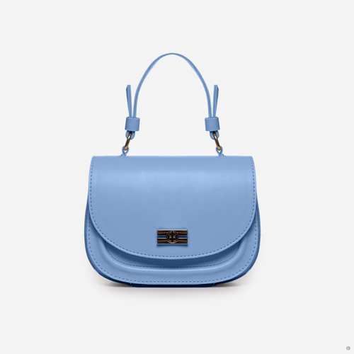 Сумка українського бренду ТМ  "Lucherino" стане хорошим придбанням не на один рік.  Невелика жіноча сумочка виготовлена з високоякісного шкірзамінника та якісної надійної фурнітури. Одне відділення з додатковими кишеньками. Сумочка з короткою ручкою та довгим регульованим ремінцем.