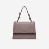 Сумка українського бренду ТМ  "Lucherino" стане хорошим придбанням не на один рік.  Невелика жіноча сумочка виготовлена з високоякісного шкірзамінника та якісної надійної фурнітури. Одне відділення з додатковими кишеньками. Сумочка з короткою ручкою та довгим регульованим ремінцем.