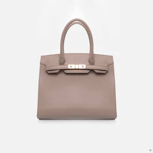 Красива сумка від українського виробника ТМ "LucheRino". Сумка виготовлена з високоякісного шкірзамінника та надійної міцної підкладки.