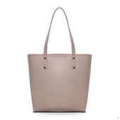 Велика вмістка сумка в класичному стилі від українського бренду ТМ "LucheRino". Виготовлена з шкірозамінника високої якості з легким відблиском, а підкладка з цупкого текстильного матеріалу.