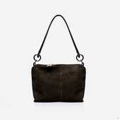 Практична вмістка сумка створена українським виробником ТМ "LucheRino". Модель виготовлена з приємного високоякісного шкірзамінника та натурального замшу. Надійна фурнітура та дно на металевих ніжках продовжать життя виробу. Одна ручка середньої довжини та один довгий регульований ремінець.